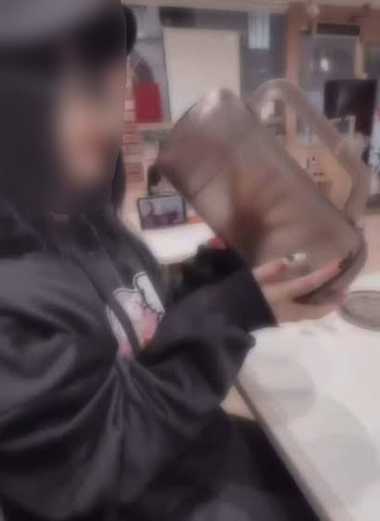 すき家 直飲み女 顔画像
